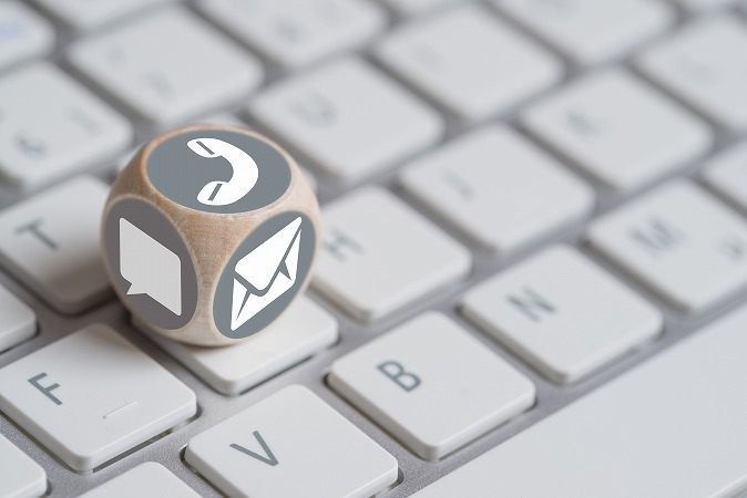 キーボード上の問い合わせキューブ